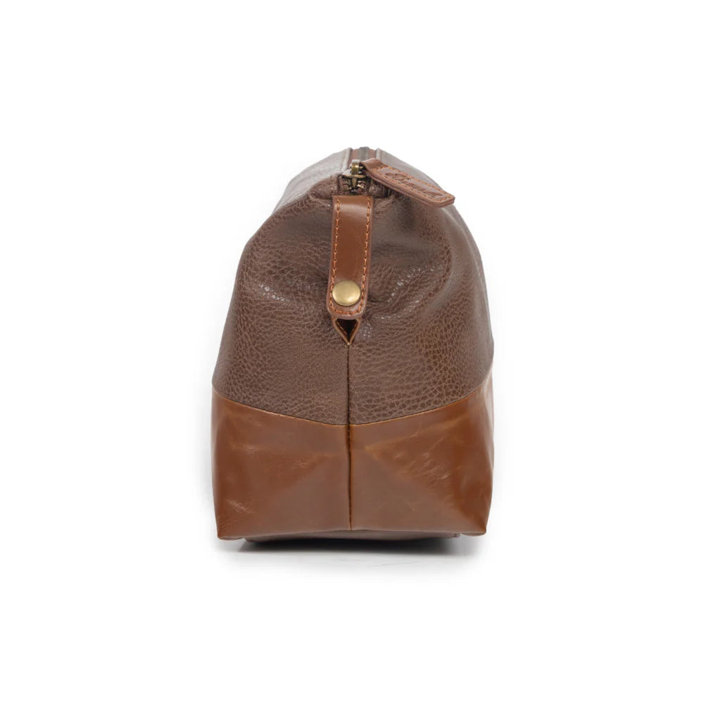 THE OXFORD TOILETRY BAG - CHOCOLATE BROWN