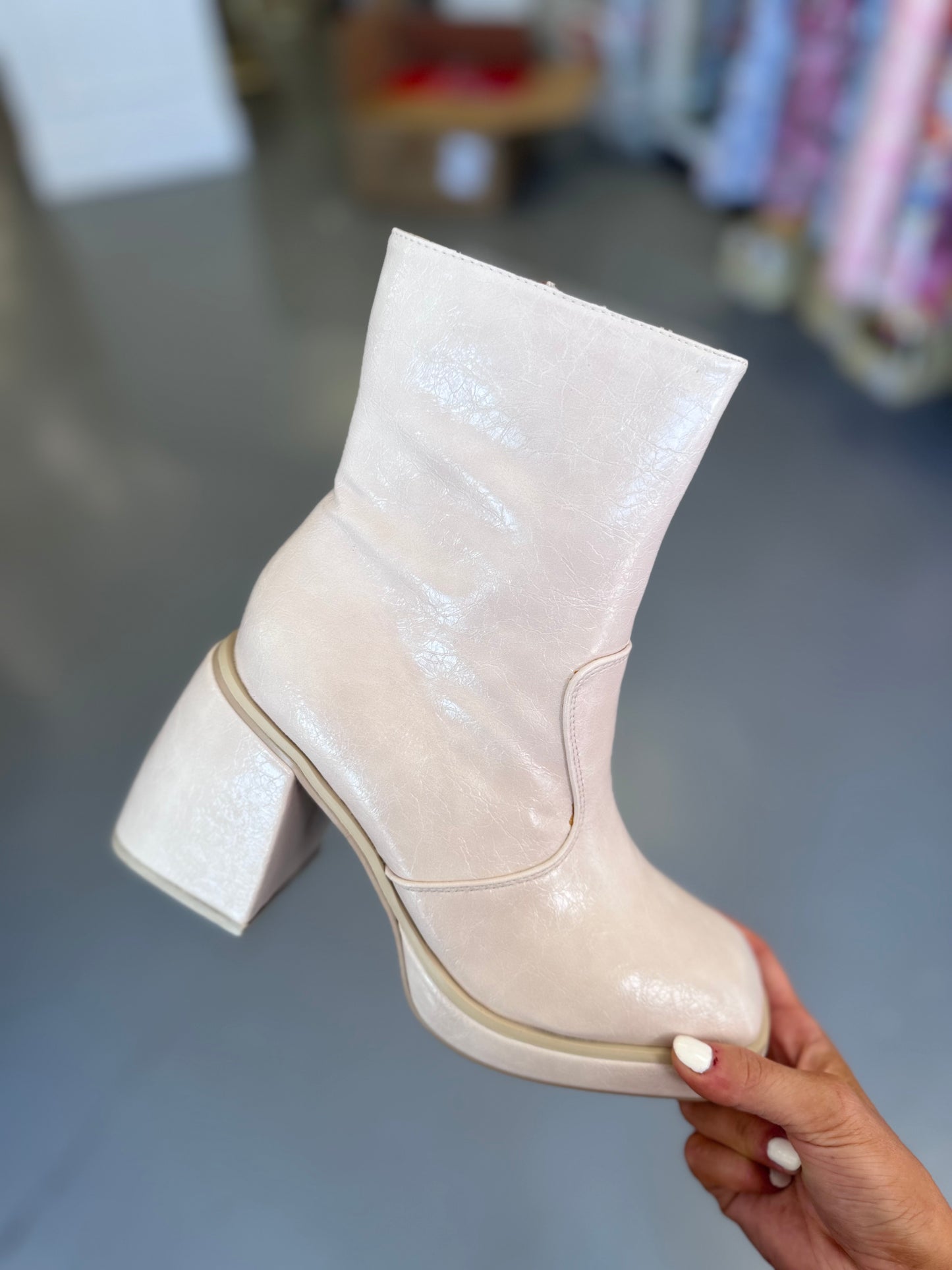 BEIGE CHUNKY HEEL BOOTIE