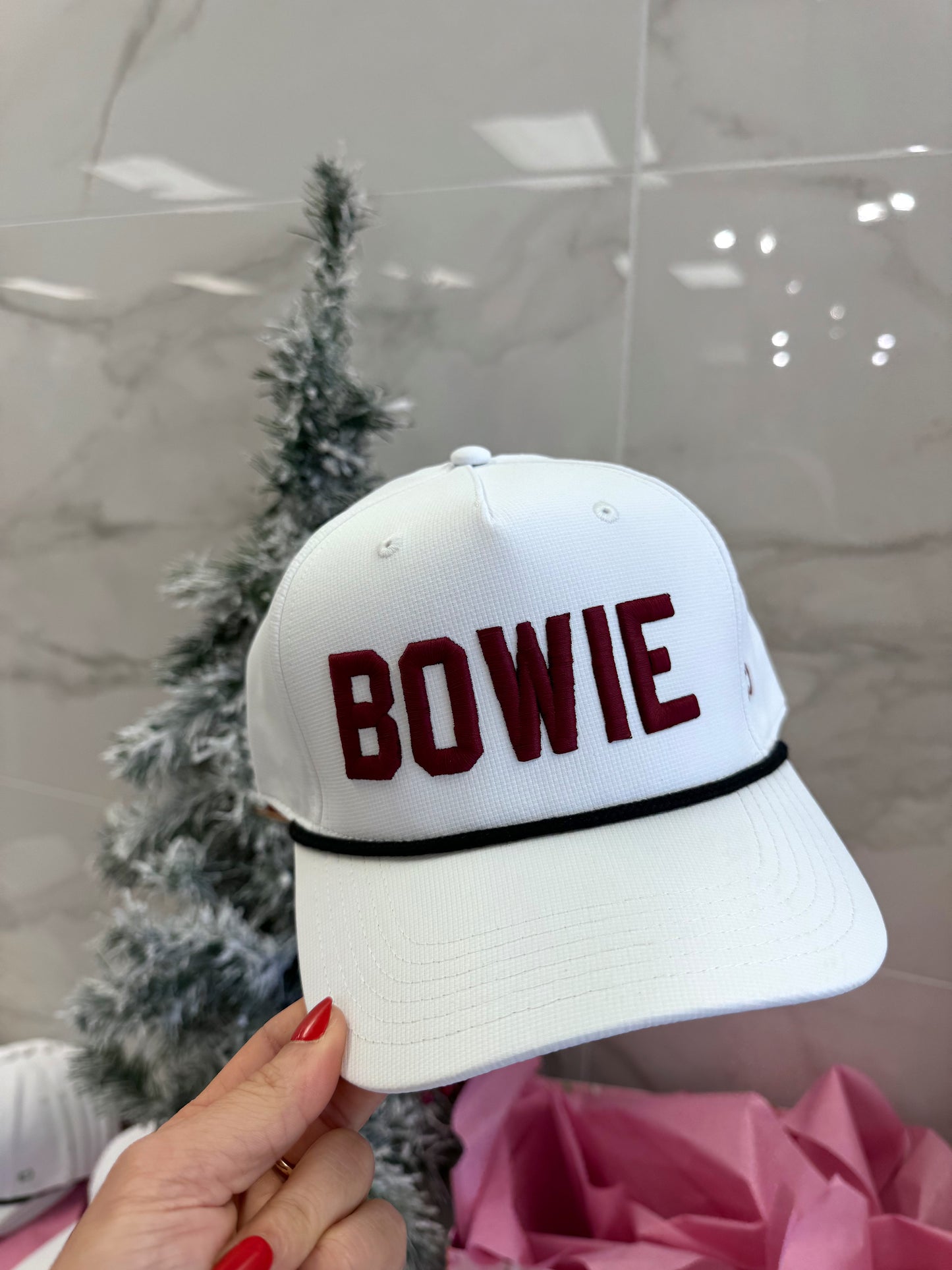 VINTAGE WHITE BOWIE MAROON HAT