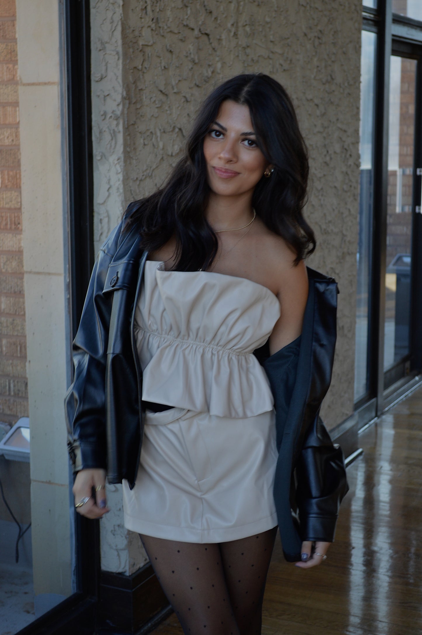 CREAM SCRUNCHED LEATHER STRAPLESS TOP